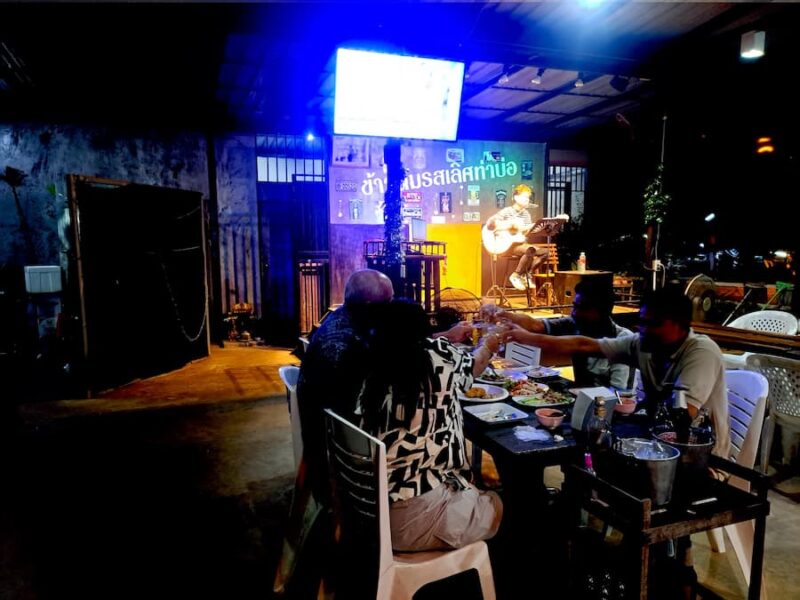 Vaak dolle pret in Kao Tom  Restaurant  © Bert Sitters