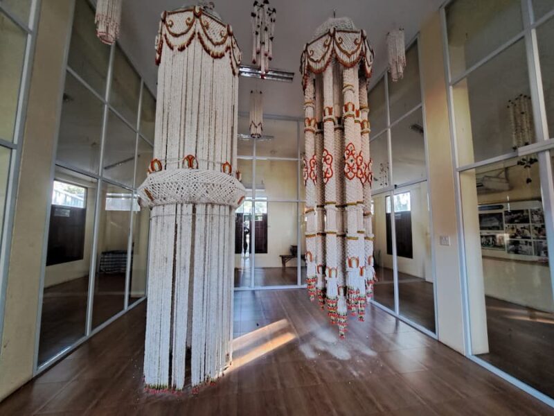De sierlijke rijstslingers in het museum van Maha Chana © Bert Sitters