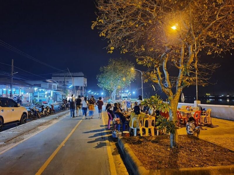 De Mekongkade van Si Chiang Mai in de avonduren © Bert Sitters