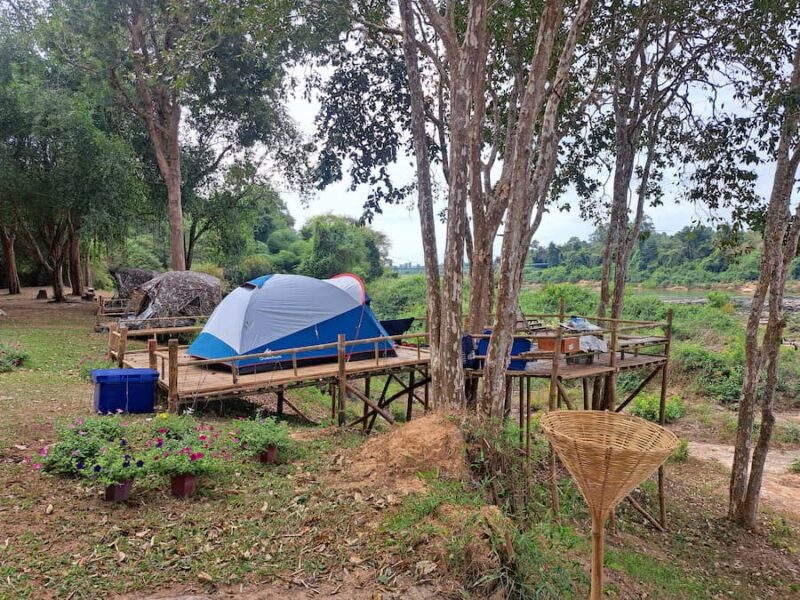 Khong Chiam 9 Kamperen in het park. Er staan ook tenten klaar © Bert Sitters
