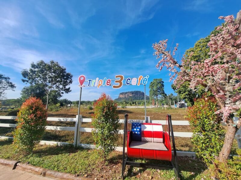 Heuvellandschap in het oosten van Bueng Kan 11 Het Triple 3 Cafe biedt uitzicht op Wat Phu Thok © Bert Sitters