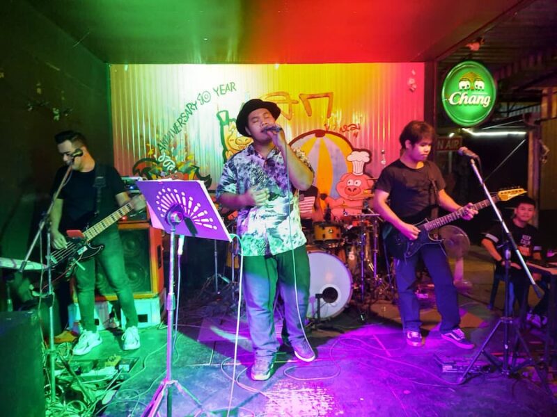 Khao Pra Wihan National Park en omgeving 15 live muziek © Bert Sitters