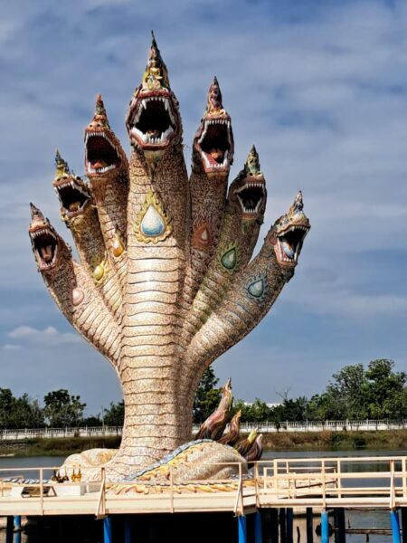 Provincie Nakhon Ratchasima (Korat): grootste provincie in de Isaan 9 De Naga ontbreekt niet bij de olifantentempel © Bert Sitters
