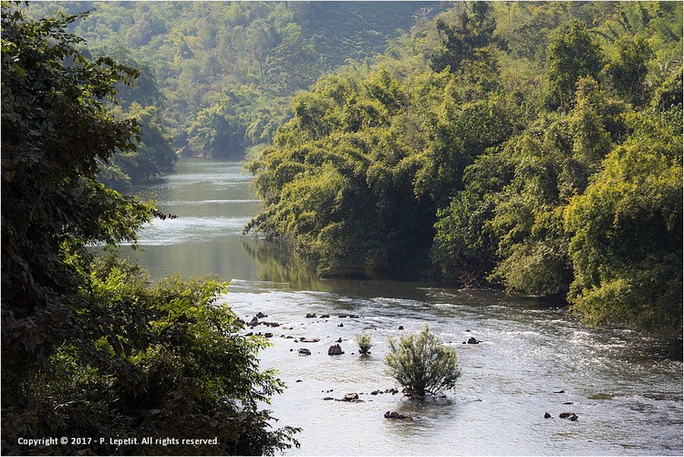 Provincie Loei: het Klein-Zwitserland van Thailand 6 Heang River op de grens tussen Thailand en Laos © Patrick Lepetit