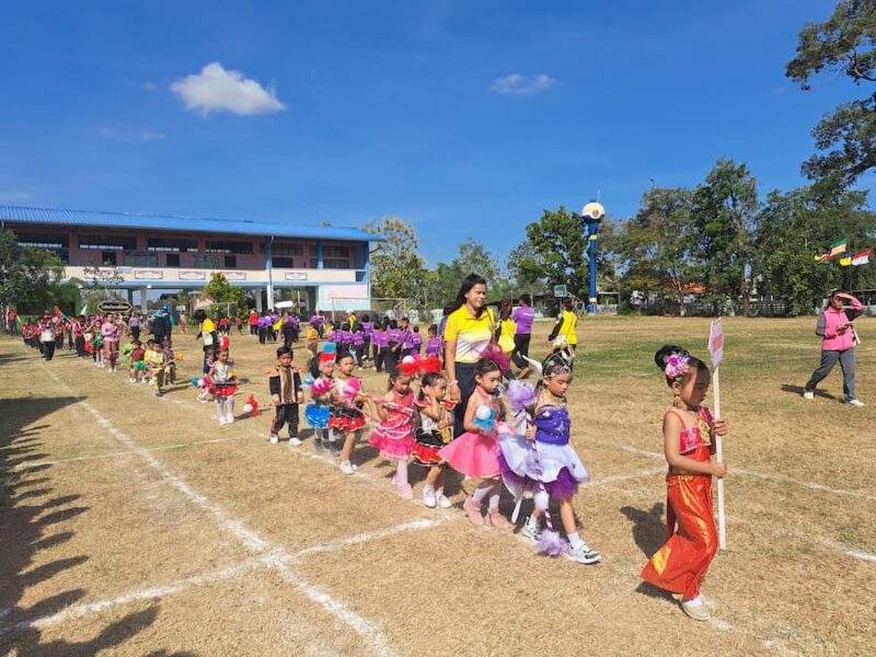 Provincie Yasothon 13 De school organiseert een sporttournooi met de nodige show © Bert Sitters