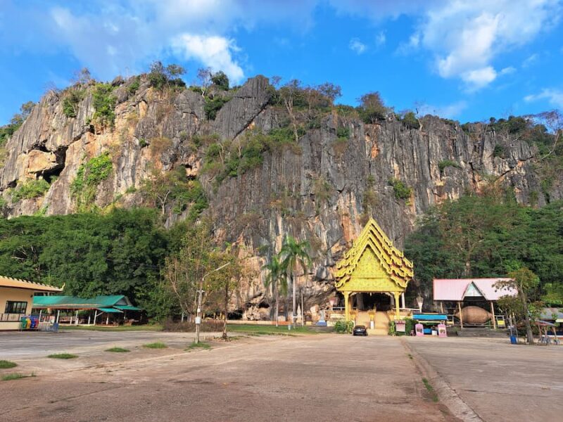 Provincie Nong Bua Lamphu 9 De ingang van een tempelgrot © Bert Sitters
