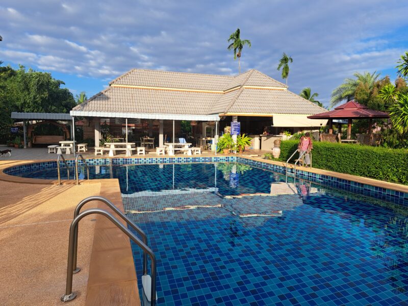 Provincie Buriram 7 Het zwembad van Pakham Gardens resort lokt © Bert Sitters