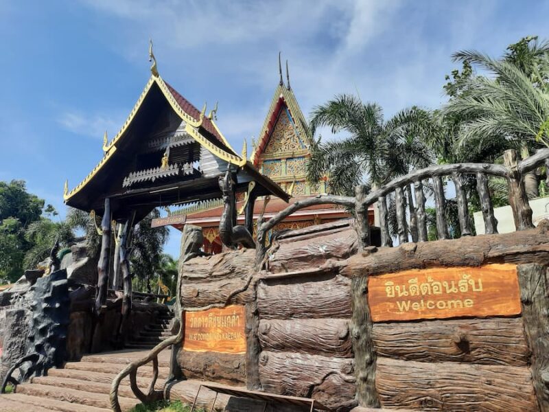 Provincie Maha Sarakham 8 Wat Dao Dung bij de houten brug © Bert Sitters