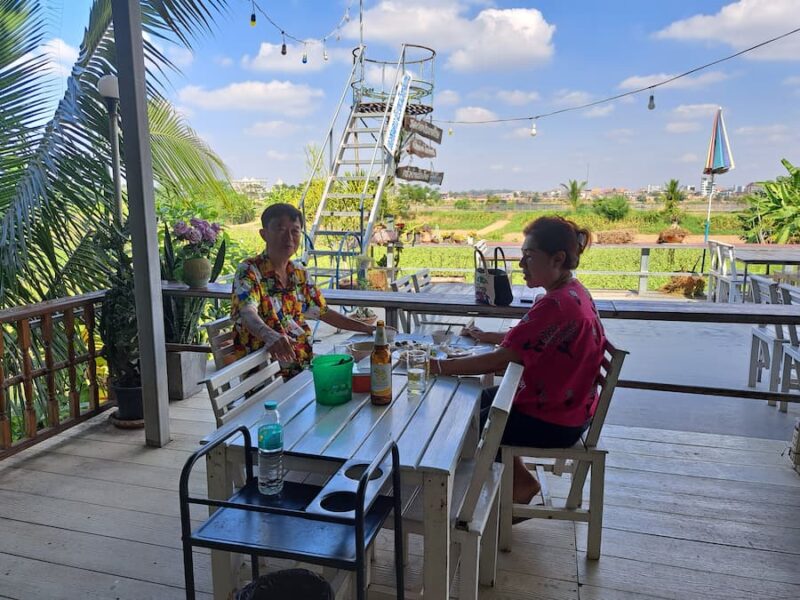 Krua Baan Rim Kong met uitzichtpunt op Vientiane© Bert Sitters