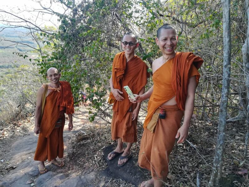 Bueng Khong Long meer in Bueng Kan 4 Monniken doen de klim naar de Naga grot in Bueng Kan © Bert Sitters