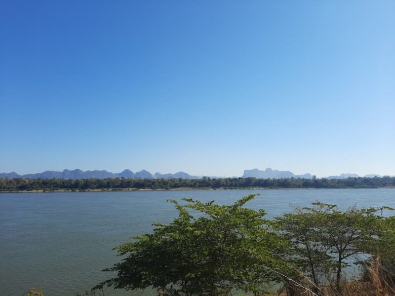 De Mekong in de provincie Nakhon Phanom 3 Uitzicht op de bergen aan de overkant © Bert Sitters