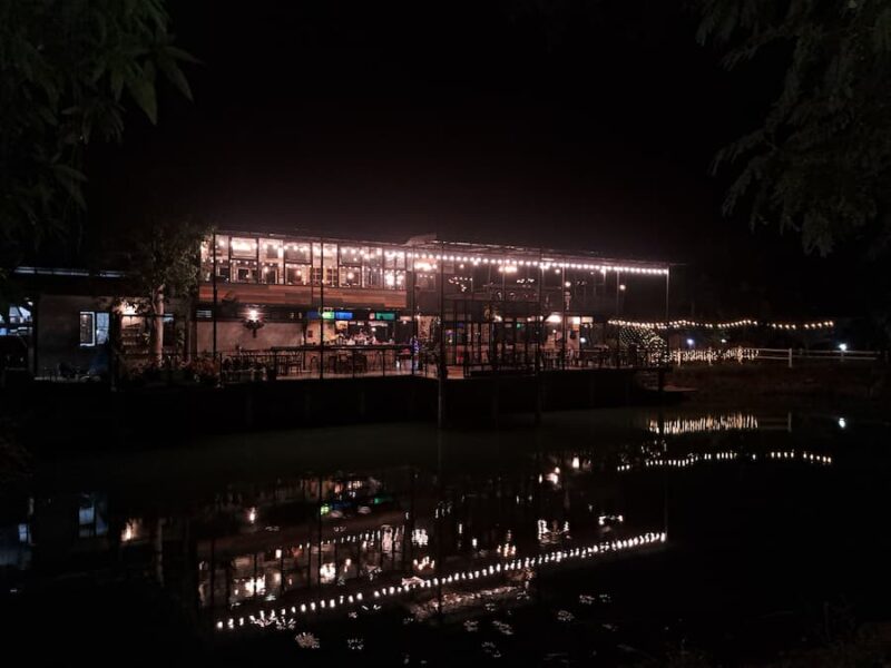 Provincie Udon Thani 28 Je kunt prima eten in het restaurant van Happy Resort met stemmige live muziek © Bert Sitters
