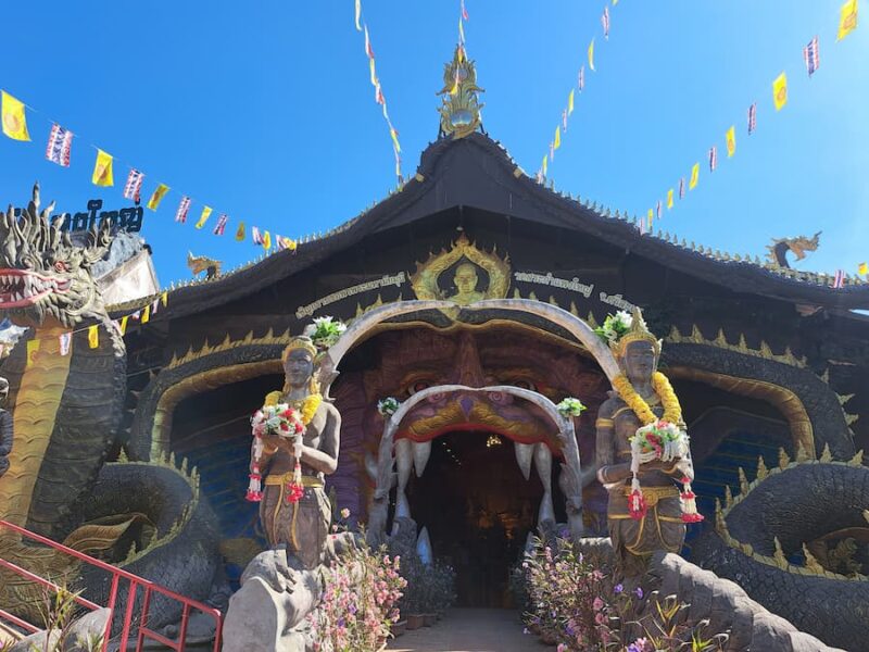 Uthumphon Phisai met Prasat Sa Kamphaeng Yai 4 Een mond met uitdagende tanden lokt je uit om binnen te treden © Bert Sitters
