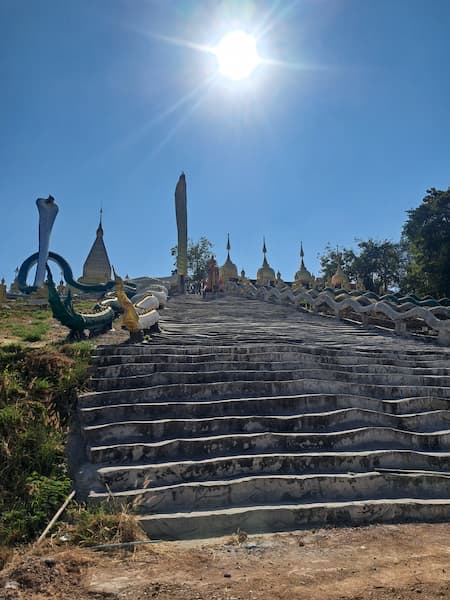 De Erawan Grot in het westen van de provincie Nong Bua Lamphu en de omgeving 10 Naar het bovenste deel van de Wat Phu Thuay Tong