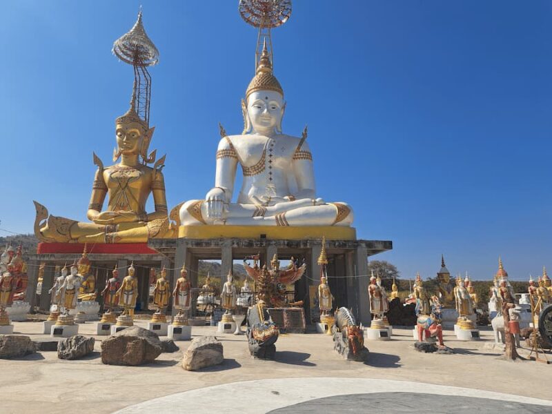 De Erawan Grot in het westen van de provincie Nong Bua Lamphu en de omgeving 5 De beeldencollectie van Wat Phu Thuay Tong © Bert Sitters