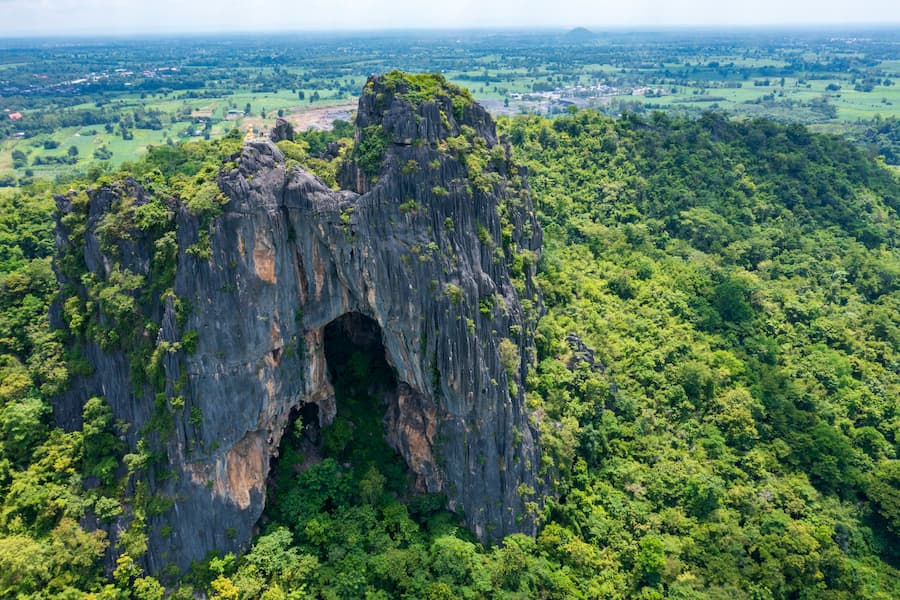 De Erawan Grot in het westen van de provincie Nong Bua Lamphu en de omgeving 6 Het is een forse klim naar de Boeddha boven de Pha Chor Cave © TAT