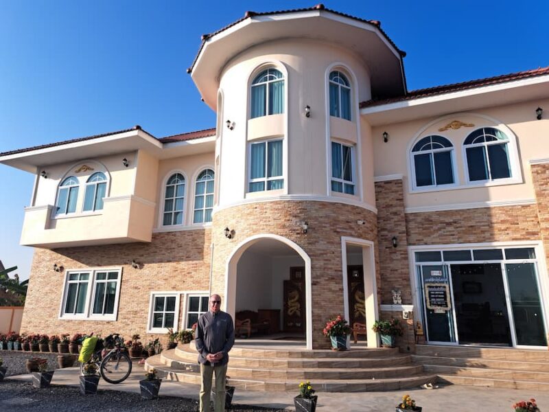 De Erawan Grot in het westen van de provincie Nong Bua Lamphu en de omgeving 8 CU Resort met Ashley © Bert Sitters
