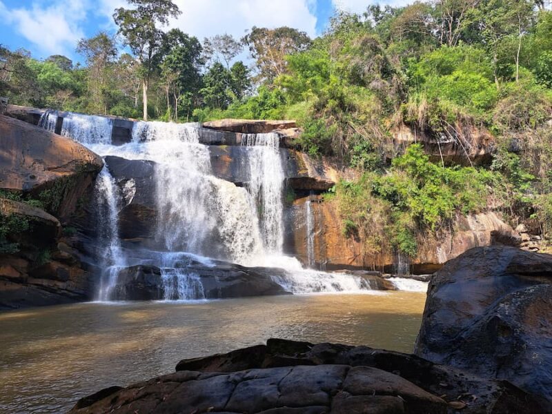 Phu Suan Sai National Park en Phrae 5 Midden door deze waterval is de grens tussen Thailand en Laos © Bert Sitters