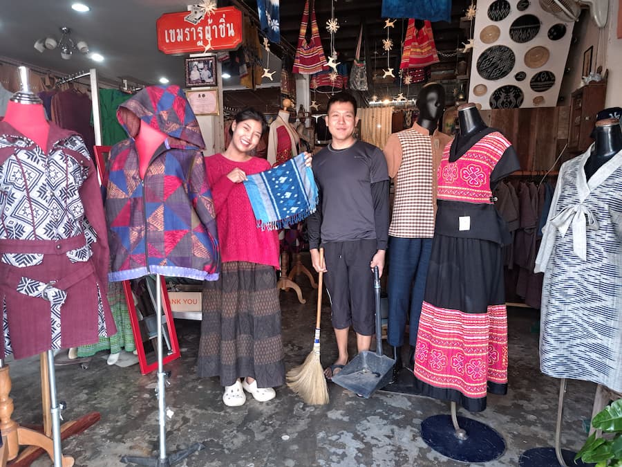 Zijde-in-de-Isaan-kopen-in-Khemarat-©-Bert-Sitters