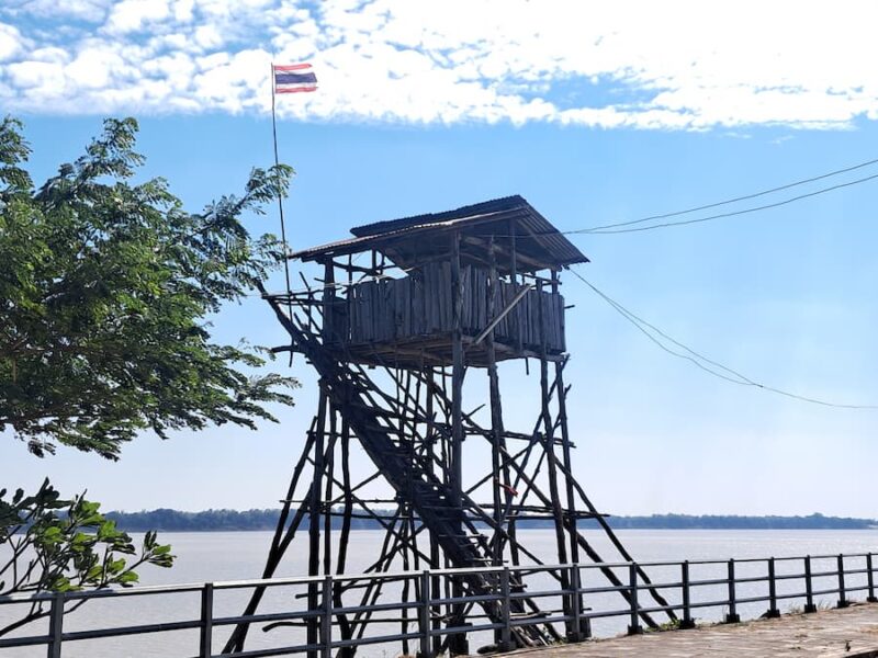 De Mekong in de provincie Nakhon Phanom 7 Eenzame uitkijkpost aan de Mekong © Bert Sitters