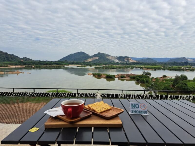 Thee met cake aan de Mekong © Bert Sitters