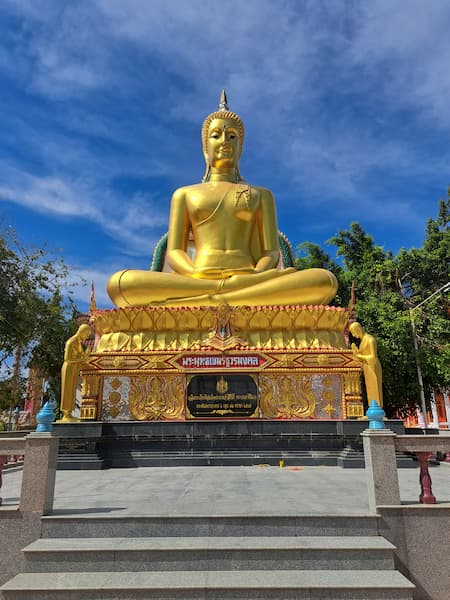 Khemmarat pareltje aan de Mekong 9 De Boeddha schittert in het zonlicht © Bert Sitters