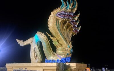 Rond de Naga van Phon Phisai is 's avonds volop leven © Bert Sitters