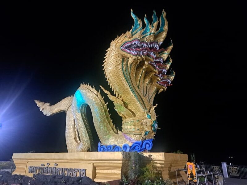 Phon Phisai 2 Rond de Naga van Phon Phisai is 's avonds volop leven © Bert Sitters