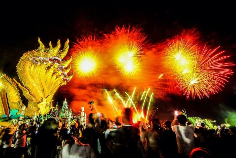Phon Phisai 4 Vuurwerk in oktober © TAT
