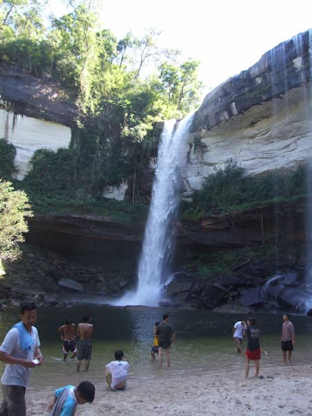 Smaragden Driehoek provincie Ubon Ratchatani 4 Een fris bad bij de waterval © Bert Sitters