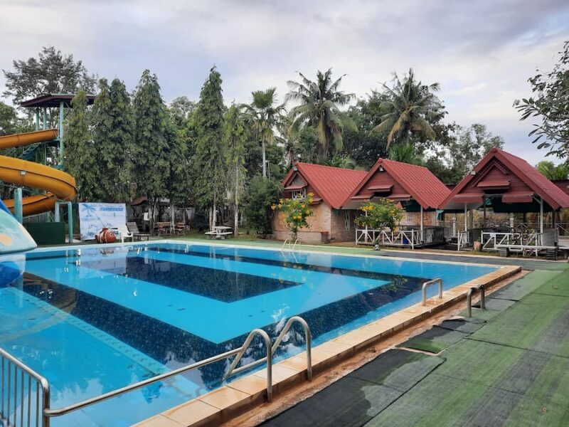 Smaragden Driehoek provincie Ubon Ratchatani 7 Monthira Resort met zwembad © Bert Sitters