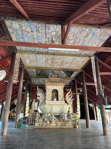 De Mun en de Chi in Ubon Ratchatani 9 leuwenpreekstoel in Wat Si Nuan Saeng Sawan Arom © Peter Vanzanten