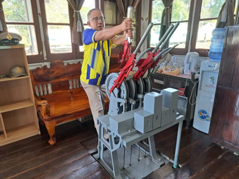 De Mun en de Chi in Ubon Ratchatani 13 De stationsbeambte verkoopt treinkaartjes en bedient de wissels met de hand © Bert Sitters