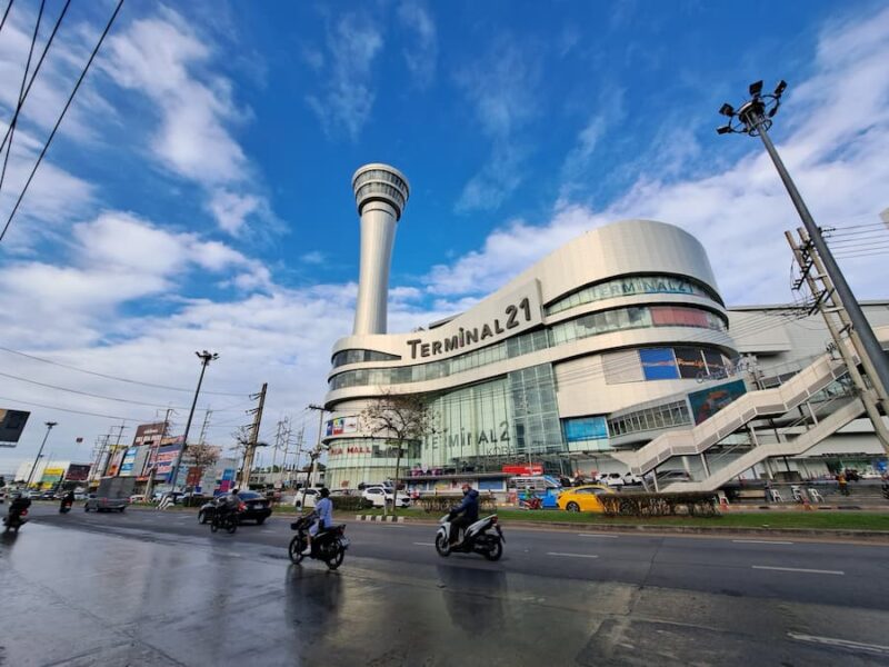 Nakhon Ratchasima (Korat) provinciehoofdstad 12 Terminal 21 komt als een luchthaven op je af © Bert Sitters