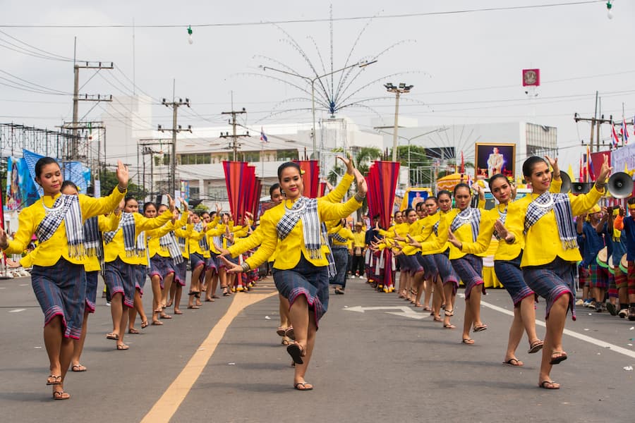 Yasothon provinciehoofdstad 23 Dansgroep tijdens Bun Bang Fai © Bert Sitters