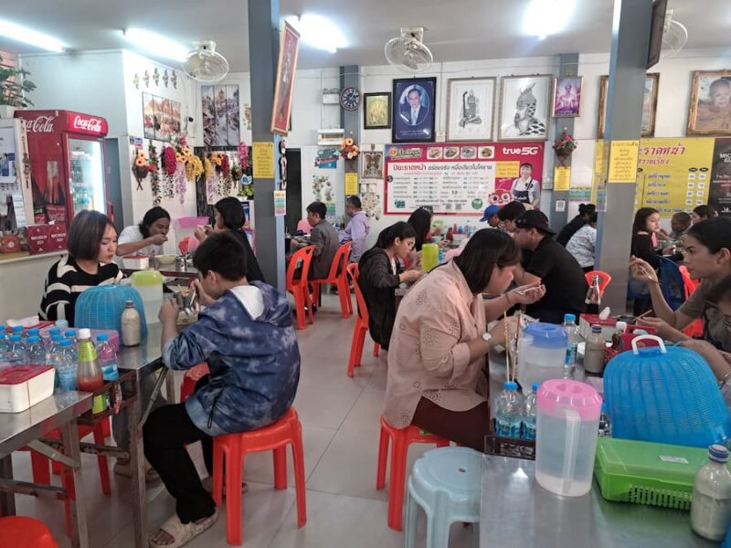 Nakhon Ratchasima (Korat) provinciehoofdstad 16 Noedels eten bij Py Radna © Bert Sitters