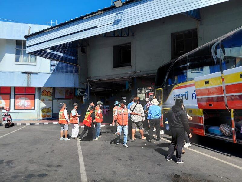 
Als-een-bus-aankomt-staat-het-aanvullend-vervoer-in-de-rij-©-Bert-Sitters