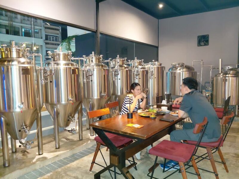 Brouwketels-in-het-lokaal-©-Bert-Sitters