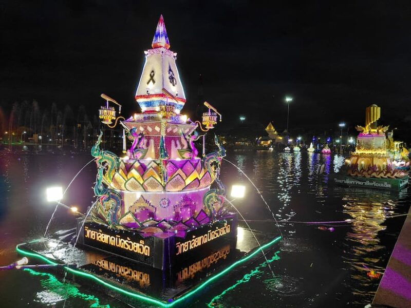 Roi Et provinciehoofdstad (Mueang) 11 De-krathongs-gereed-om-weg-te-drijven-©-Bert-Sitters