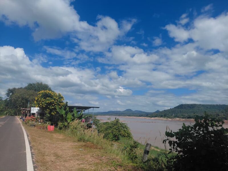 De Mekong in de provincie Ubon Ratchathani 16 Eenvoudige-restaurantjes-aan-de-Mekong-©-Bert-Sitters