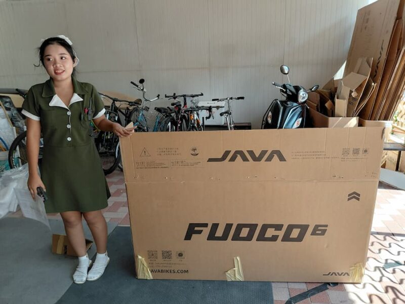 Fietsen in de Isaan 13 Fietsdzozen-pal-dij-de-luchthaven-©-Bert-Sitters.