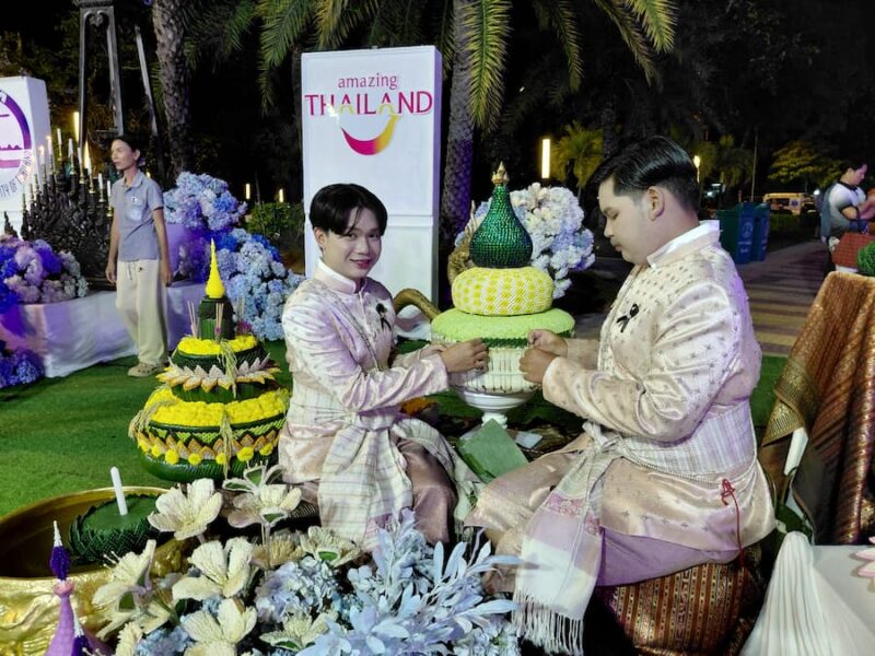 Roi Et provinciehoofdstad (Mueang) 12 In-Roi-Et-is-het-opmaken-van-een-krathong-echt-een-kunst-©-Bert-Sitters