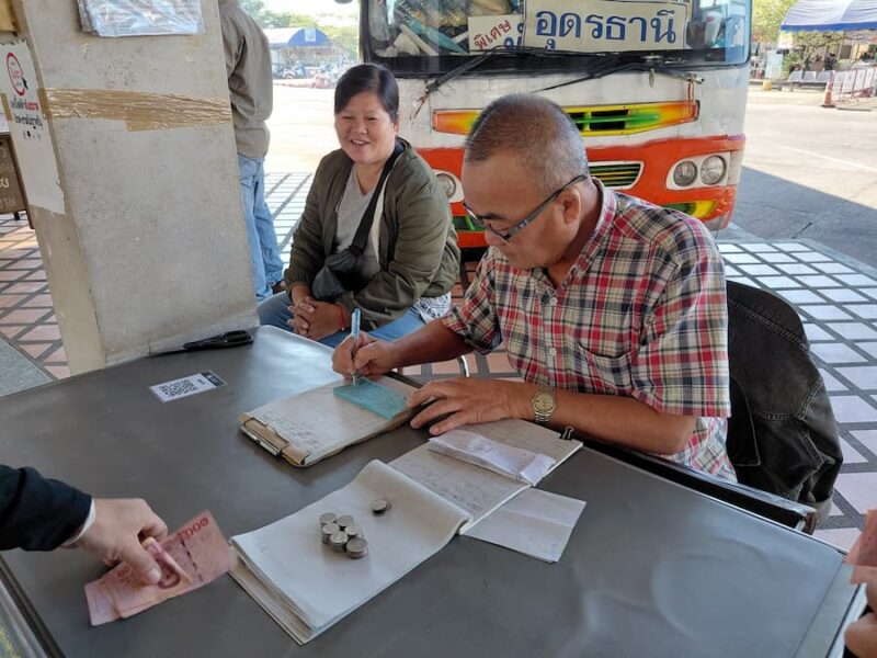 Kaartje-kopen-op-het-busstation-©-Bert-Sitters