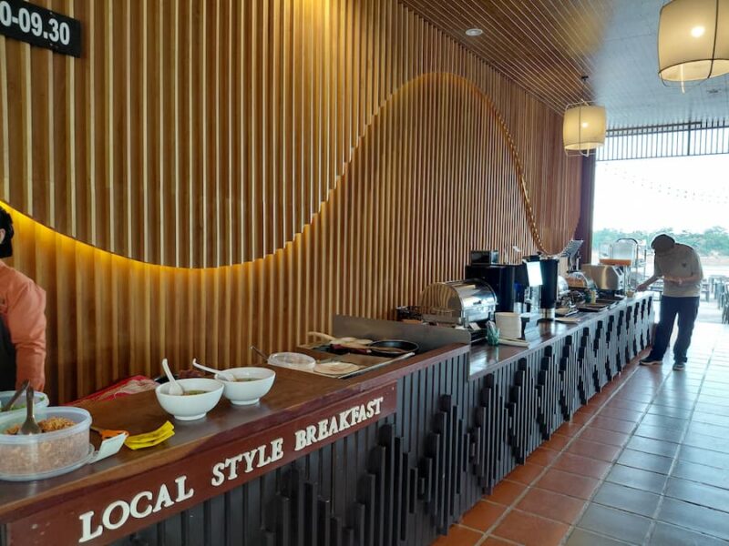 Khemarat pareltje aan de Mekong 13 Onbijtbuffet-Laekhong-River-Resort-©-Bert-Sitters