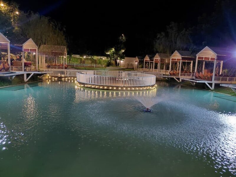 Provincie Khon Kaen 12 Panadda-restaurant-rond-de-vijver-©-Bert-Sitters