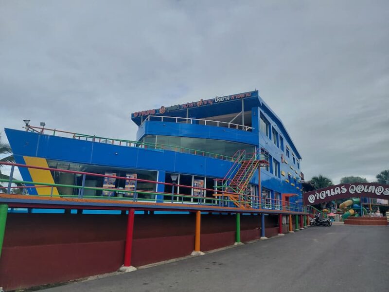 Chi River in Roi Et 13 Restaurant-Boat-At-Nakhon-Waterpark-Resort-©-Bert-Sitters