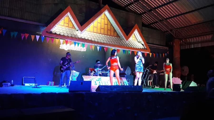 
Uitgaan-in-Loeng-Nok-Tha-@-Loeng-Nok-tha.