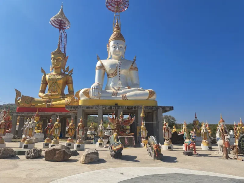 Boeddhabeelden in Wat Phu Thuay Tong in de provincie Nong Bua Lamphu © Bert Sitters