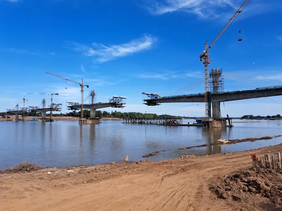 De brug over de Mekong in Bueng Kan in aanbouw © Bert Sitters