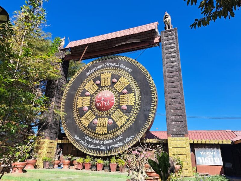 Uthumphon Phisai met Prasat Sa Kamphaeng Yai 6 Bij het Khmer-heiligdom Prasat Sa Kamphaeng Yai in de provincie Si Sa Ket staan gigantische objecten. © Bert Sitters